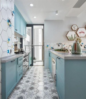 厨房都可以用漂亮来说了，墙面的瓷砖和地面的瓷砖都是六边形，橱柜的柜门都是蓝色的烤漆，温馨又梦幻