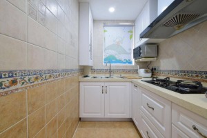 厨房整体色调为暖色，橱柜用白色，对比其他颜色相对更加干净，整洁，大大提升了整个厨房的感觉。