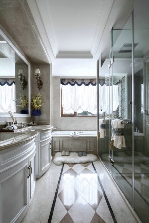 卫生间分离一个独立的泡浴间，不过限于空间，还是把浴缸与淋浴间做到一起。
