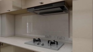 厨房面积来说相对比较小，呈条形状，所以把阳台利用起来，与厨房呈一体，洗切炒一条龙。