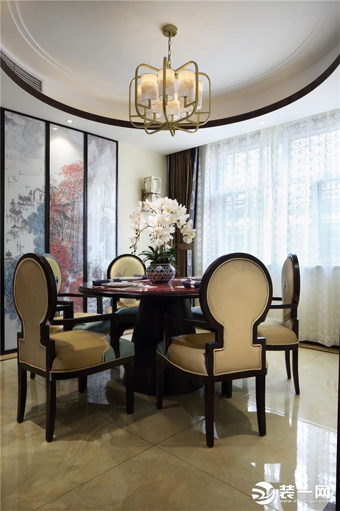 中式风格的代表是中国明清古典传统家具及中式园林建筑、色彩的设计造型。特点是对称、简约、朴素、格调雅致