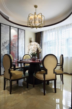 中式風格的代表是中國明清古典傳統家具及中式園林建筑、色彩的設計造型。特點是對稱、簡約、樸素、格調雅致