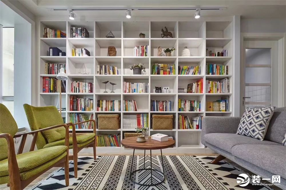 客厅前面的大型壁柜，简洁的设计放上书籍和主人喜爱的术品后成为一道靓丽的景色，不仅节约空间，且活跃