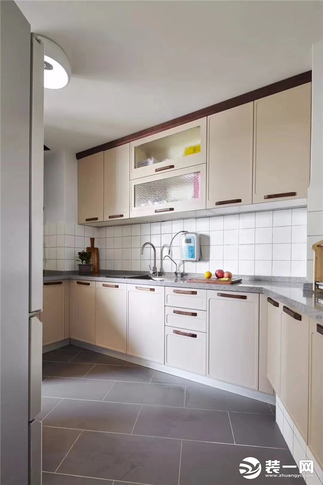 灰色的地板，暖黄色的橱柜门，半弧度的厨台造型。时刻告诉你，煮菜也是种艺术的享受