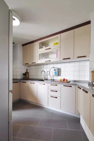灰色的地板，暖黄色的橱柜门，半弧度的厨台造型。时刻告诉你，煮菜也是种艺术的享受