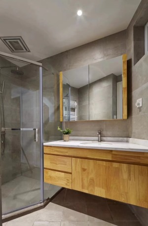 灰色的瓷砖，木色的洗脸台。简单，干练。卫生间的整个布局显得宽敞，明暗度映衬的