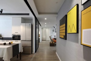 廚房——西式開放式的廚房，右邊墻面上的黃色掛畫，顏色亮麗活潑，有種輕奢感。