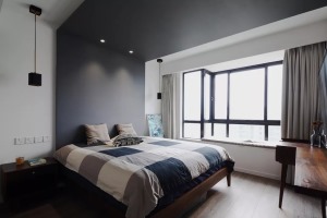 主卧室深灰色的床头背景墙，延伸到整个天花板上，个性独特，格子布艺的床褥和整个空间的风格很搭。