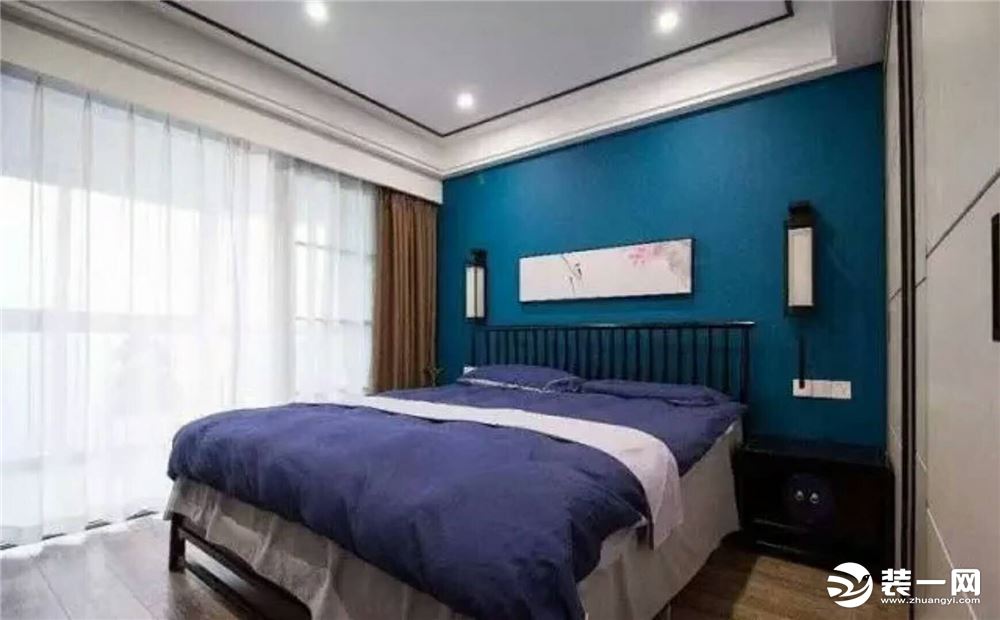 卧室布局简单，蓝色的背景墙让人格外喜欢