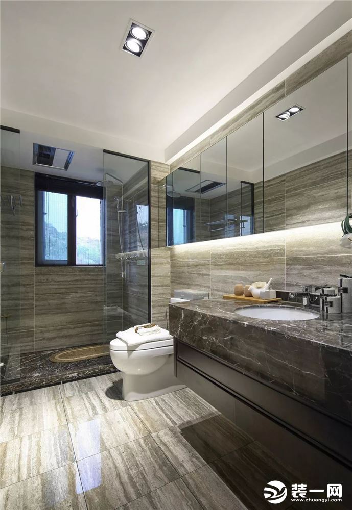 透明的玻璃隔断，多块镜子拼接的浴柜门，搭配大理石质感，让卫生间看起来有一种低调的奢华感