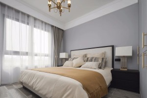 客房沿用灰色雅致基调，奶油色软装装点温馨的氛围，金色贯穿每个空间，精心修饰每天生活