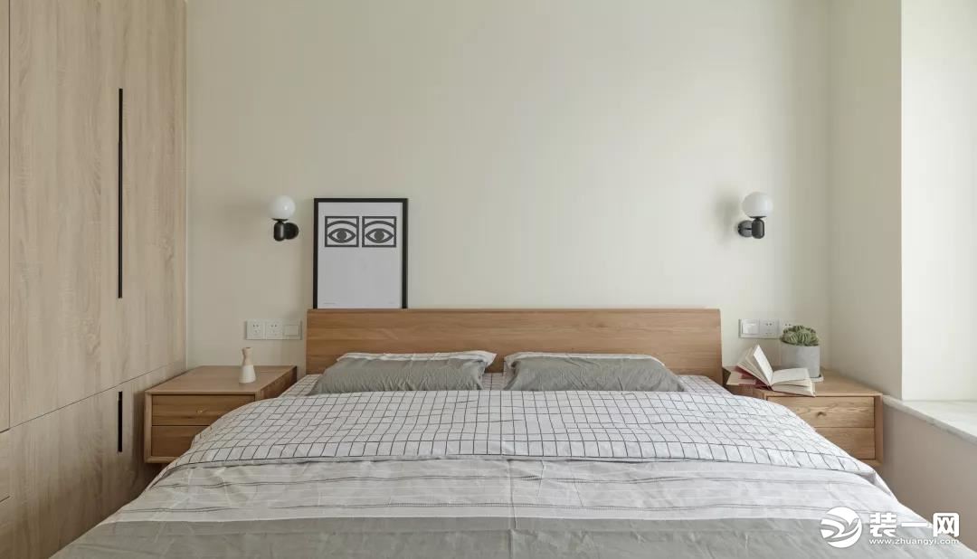 卧室少了些许硬朗，多了几份静谧与舒适。木元素与灰色调的搭配，既有着清爽与洁净，也有着优雅与惬意