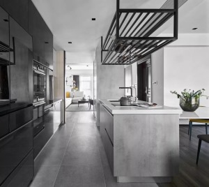 厨房的设计分为三个部分，一个开放式的中厨，一个多功能的烘焙区，以及一个连接餐桌的大导台。