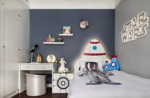 儿童房是宇宙太空的科幻主题，带有灰调的蓝色在空间中以丰富的层次、不一的功能呈现展演，更为耐看的陈设色