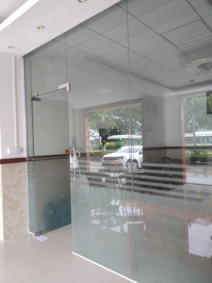 師傅提供鋼化玻璃隔墻工程，鋁合金玻璃隔墻，木框玻璃隔墻
