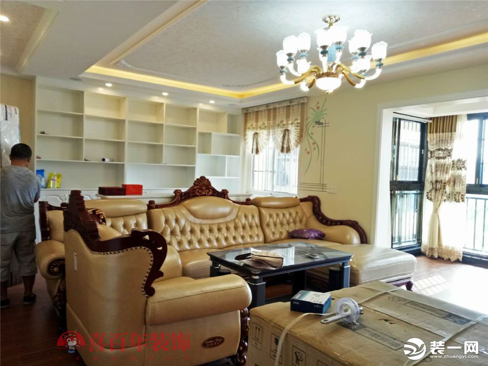 客厅搭配的欧式沙发，实用性能高