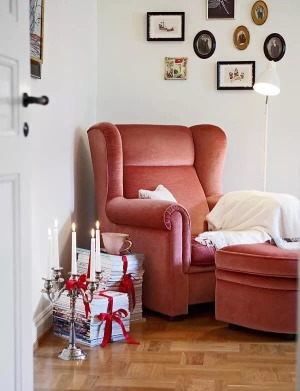 客厅的沙发颜色搭配和谐又巧妙还温馨。