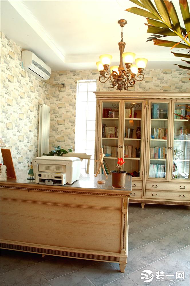 厨房设计推拉玻璃门，地面与墙面通铺蓝灰色复古砖，点缀跳色角花，搭配木质吊灯，呈现复古格调