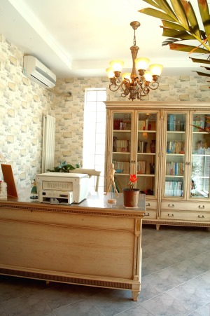 厨房设计推拉玻璃门，地面与墙面通铺蓝灰色复古砖，点缀跳色角花，搭配木质吊灯，呈现复古格调