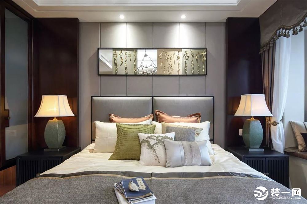 主卧软包式的床头设计，给厚重的中国风中加入一些些舒适浪漫元素，搭配大小枕头和靠枕，加以中式的图案