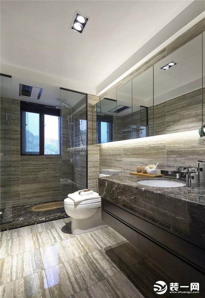 透明的玻璃隔断，多块镜子拼接的镜柜，搭配大理石质感，让卫生间看起来有一种低调的奢华感。