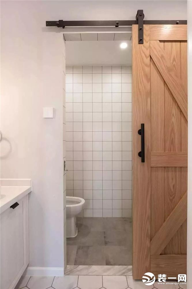 卫生间选择了高颜值的谷仓门，木色与白色是完美cp。