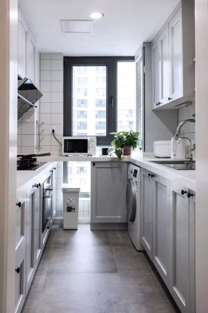 通过大窗户增加整个厨房空间的采光。灰蓝色橱柜搭配大理石台面，简洁优雅。