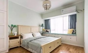 这个卧室面积要稍微大一些，飘窗虽然布置的十分简单却也甚是让人喜欢，床头柜的绿植装点很好看。