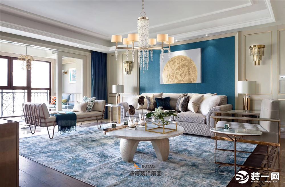 客厅蓝色的沙发背景墙和同色窗帘成为绝对的焦点