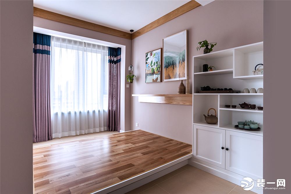 简约风格，家具统一木材，墙上简单的挂饰。显示出清新的感觉，适用人少的家庭