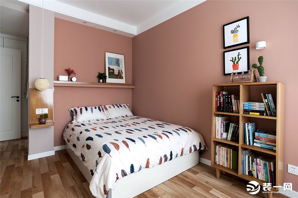卧室墙漆粉红，在一片白色的墙漆中显得很耀眼，加上简单的装饰品。显得时尚不过时
