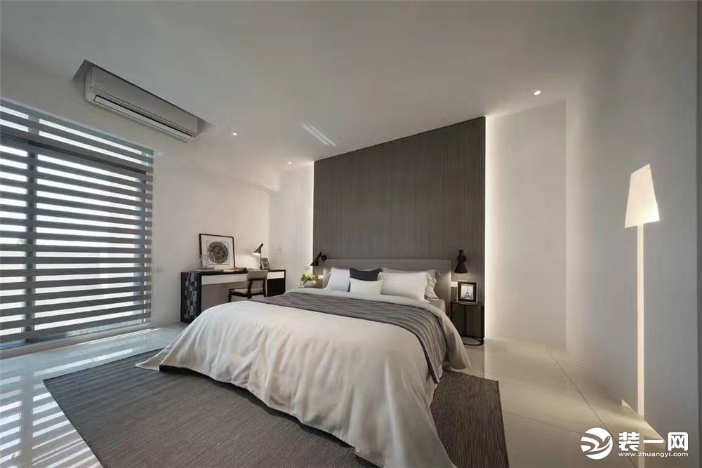 深灰色床头与素白色的丝光床品，极富质感的搭配，使空间多了一份理性的冷静。