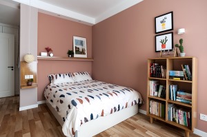 卧室墙漆粉红，在一片白色的墙漆中显得很耀眼，加上简单的装饰品。显得时尚不过时