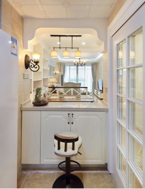 这间厨房利用巧妙的布局，将厨房设计的合情合理，在视觉程度上增加了厨房的空间面积。