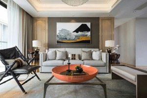 金碧湾花客厅整体以简约为主，白色的墙面，搭配上灰色的沙发，光滑有瓷砖地面，使得整体空间更加的简洁大气