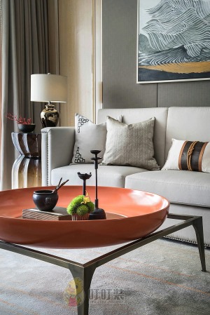 金碧湾花园现代风格三居室装修效果图上面铺了一层浅棕色毛绒地毯，站在上面更加的舒适。