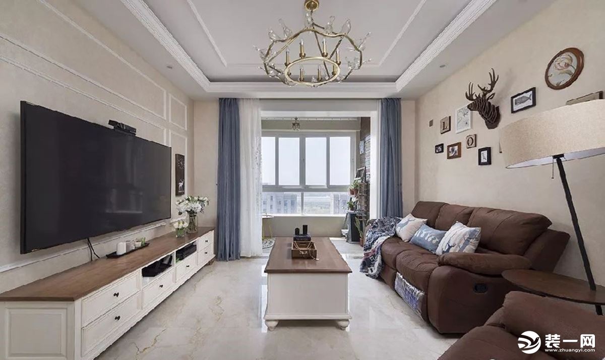 客厅简单的浅色背景搭配深棕色家具，深沉而内敛，鹿角吊灯和鹿头挂饰又带来自然气息。
