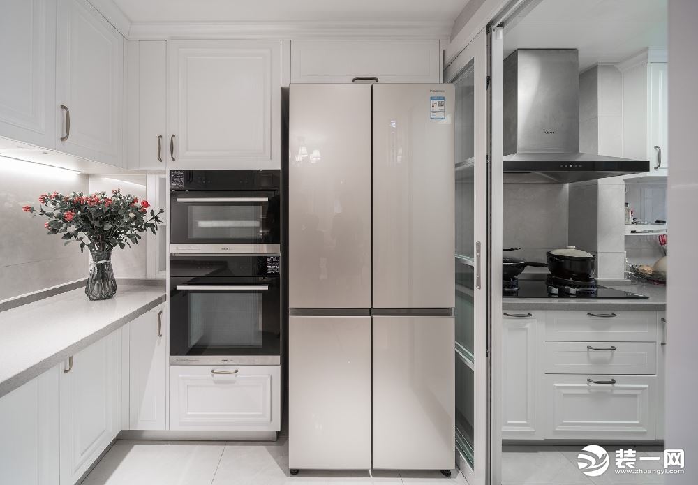 西厨位于厨房的外面，用玻璃门隔开，烤箱以及冰箱的摆放恰到好处。