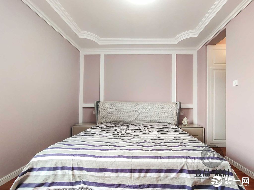 卧室吊顶和床头设计的很温馨，全房淡粉色乳胶漆，少女感十足。