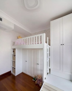 儿童房采用上下铺的设计，但与传统的上下铺不同，纵横错开的款式能更高效地利用空间。