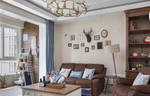 深色家具的美感需要良好采光的衬托，阳台与客厅的开放式衔接，让不大的客厅变得宽敞。