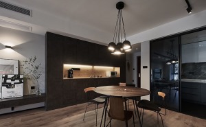 餐厅空间高级感十足，纹理清晰的木质桌面、简洁硬朗的黑色线条搭配出时尚复古感。