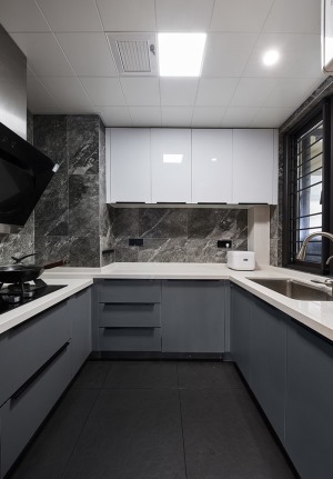 厨房，仿大理石砖与双饰面门板打造通透敞亮的空间。高低台面的设计，提升厨房的使用体验，烹饪时更加方便。