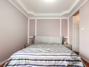 卧室吊顶和床头设计的很温馨，全房淡粉色乳胶漆，少女感十足。