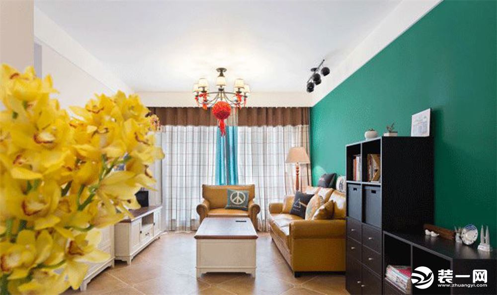 高级的配色会让房间质感提高好几个档次哦。墨绿色干净大胆，很有冲击力，无可厚非地成为客厅的亮点。