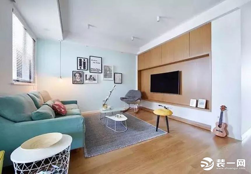 简单的原木色地板，延伸到电视背景墙上， 让整个空间更加简单质朴。搭配纯色的家具和装饰品