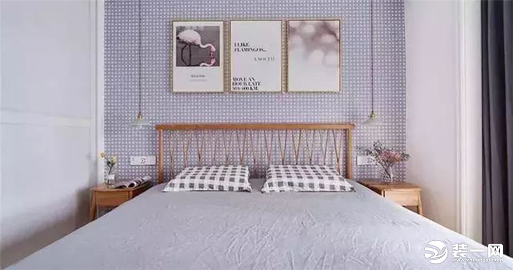清新简单的卧室，以灰色调为主，墙上的格子壁纸让整个空间活跃了不少。床头柜上还摆放着各种鲜花，增添了不