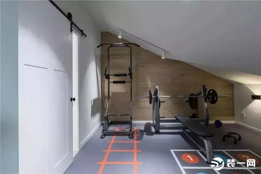 楼上的空间，专门隔出来一间作为活动室，里面是各种健身器材，私人的健身馆也很不错哦。