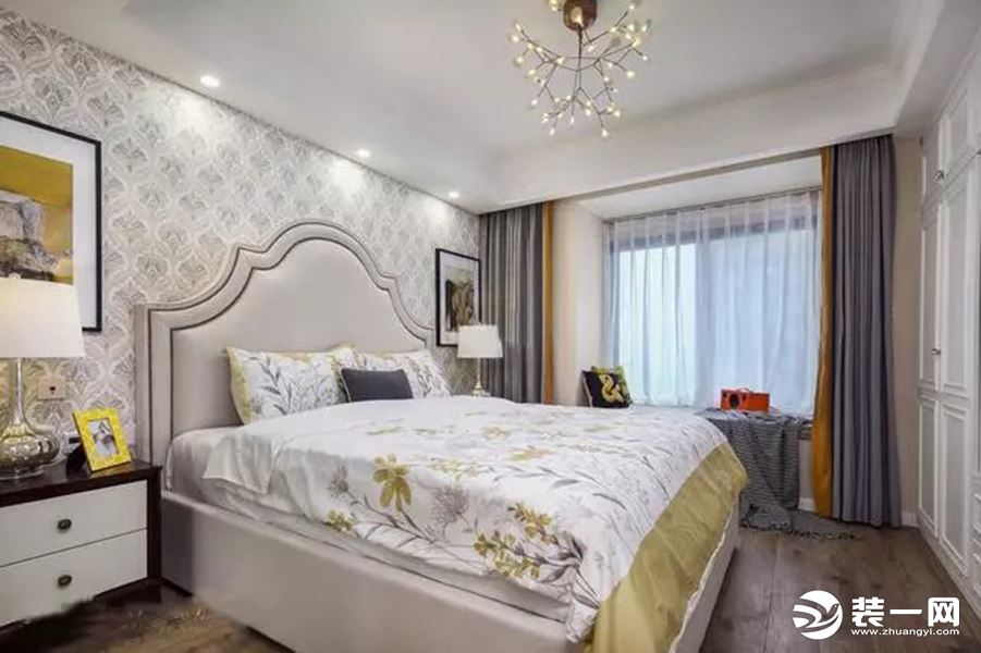 主卧，对称的床头设计搭配浅色墙纸和印花床品，显出清新、大气，意在给主人营造轻松、舒适的休闲空间