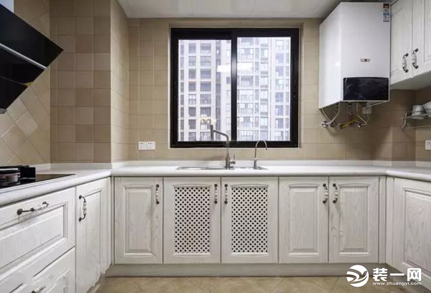 厨房，白色橡木橱柜门板，看起来典雅而舒适。